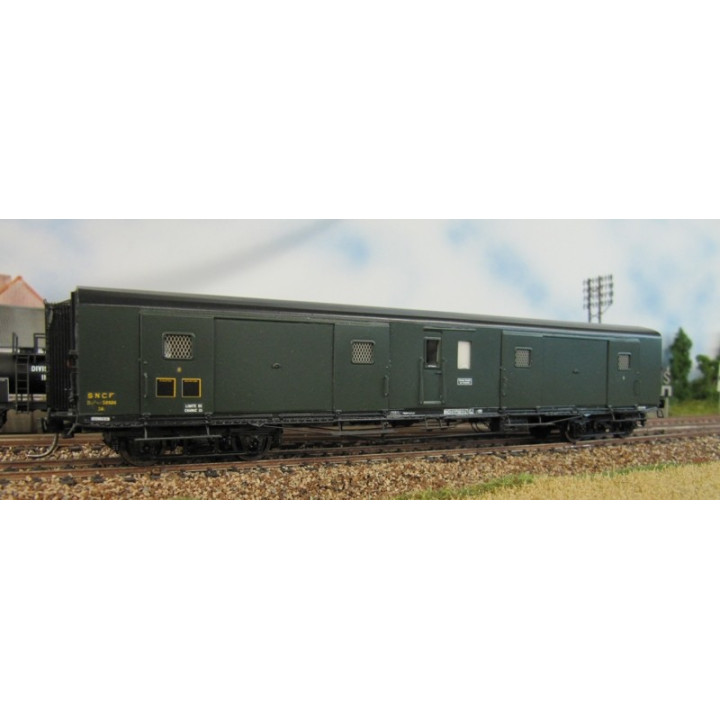 K139  Fourgon ex-PLM à bogies métallisé