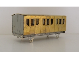 K165  Voiture Est 2 essieux portières et toilettes type A3